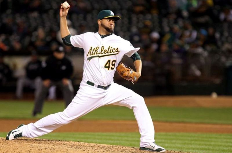 Edward Mujica busca ganarse un puesto con Filadelfia