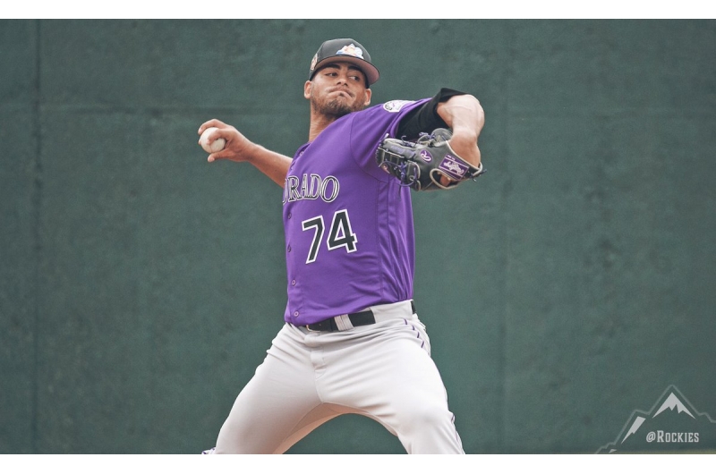 El lanzador Jesús Tinoco fue ascendido por los Rockies