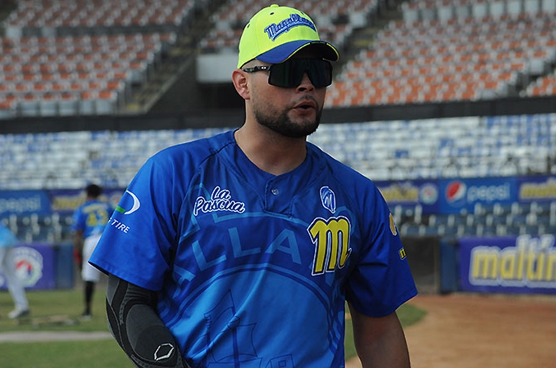 Oscar Hérnadez firmó y puede hacer el equipo grande de Kansas City