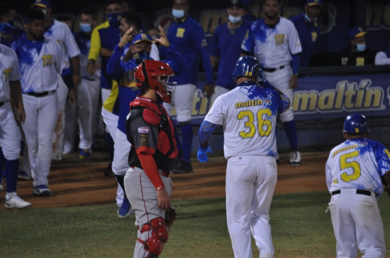 Magallanes y Cardenales dividieron triunfos en Valencia