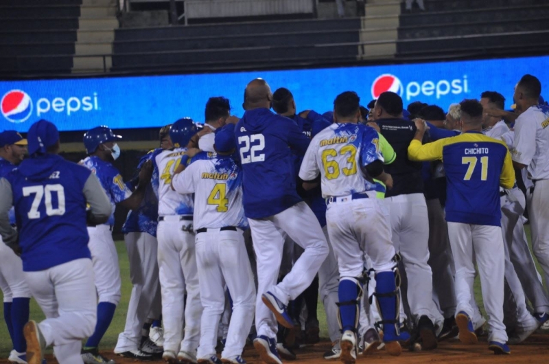 Magallanes dejó en el terreno a Tiburones y está en Semifinales
