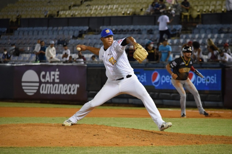 Magallanes no pudo en el primer choque ante Leones