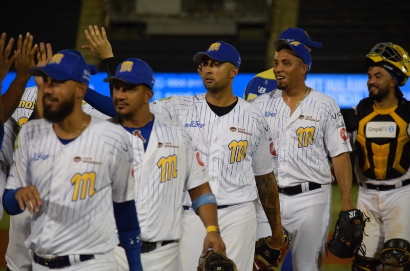 Magallanes se impuso a Tiburones en el inicio de la segunda semana