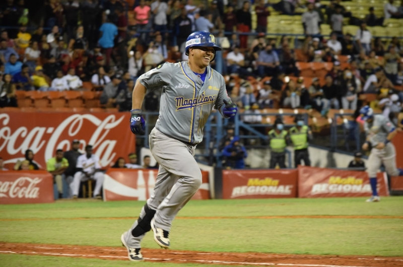 Con una ofensiva histórica Magallanes aplastó a Leones