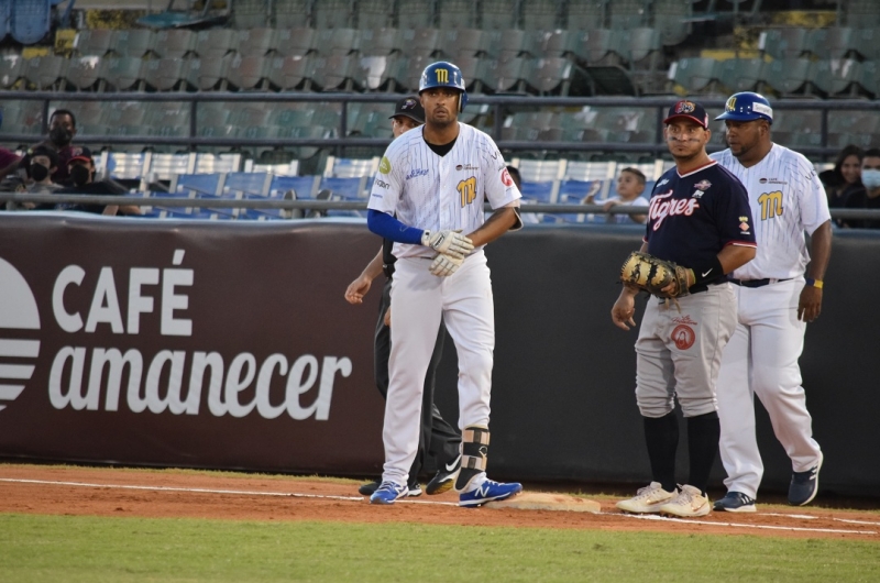 Magallanes vino de atrás para imponerse a Caribes