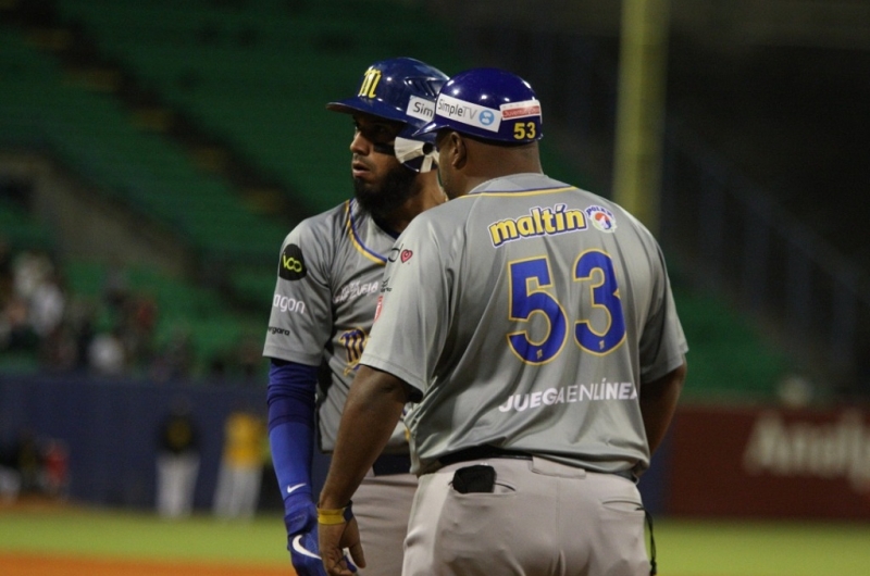 Magallanes sufrió traspié ante su eterno rival