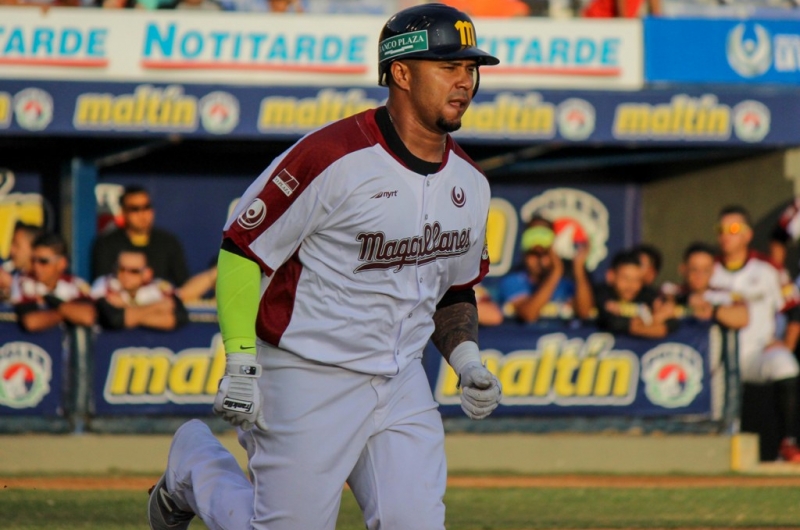 José Tábata firmó con los Azulejos