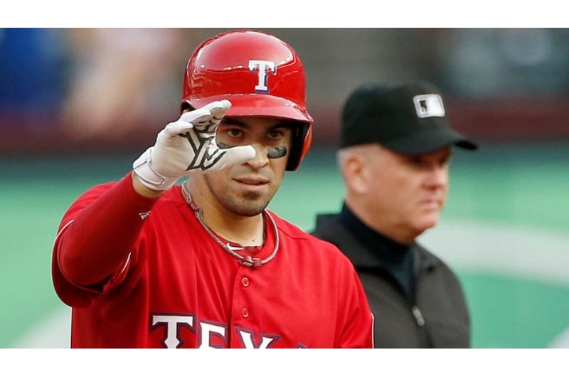 Robinson Chirinos firmó extensión de contrato con Texas