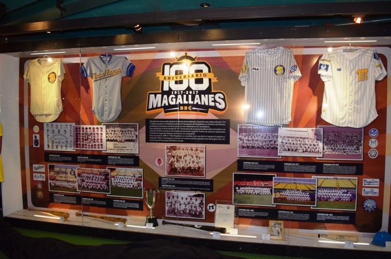 Develada vitrina por los 100 años