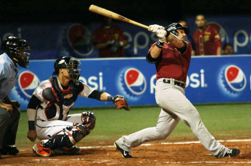 Magallanes vs Caribes (Juego 3)