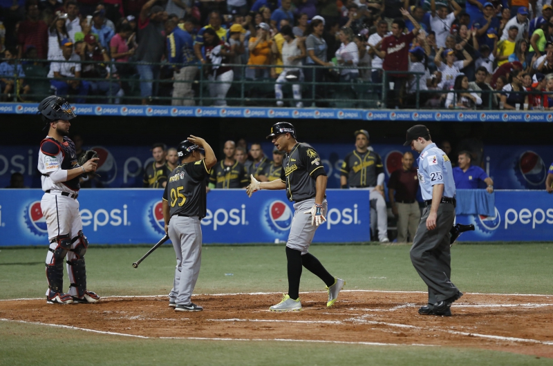 Magallanes apaleó a Caribes e igualó la semifinal