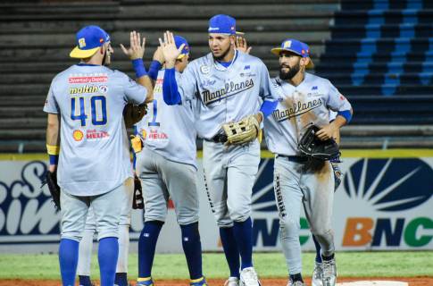 Valencia, Carabobo, Venezuela. 1st Nov, 2022. ovember 01, 2022. The current  champions, Navegantes del Magallanes, received