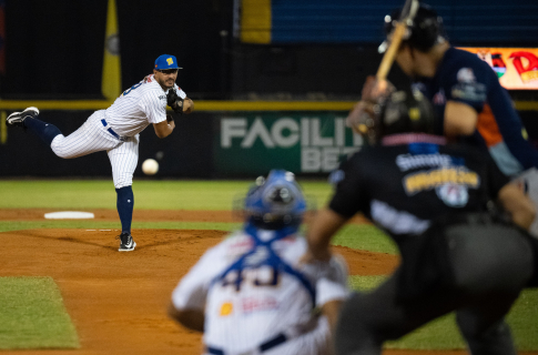 Valencia, Carabobo, Venezuela. 1st Nov, 2022. ovember 01, 2022. The current  champions, Navegantes del Magallanes, received